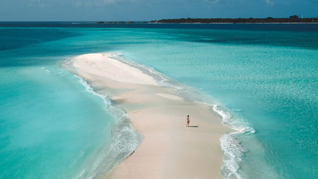Piaszczysty sandbank otoczony turkusową wodą na Malediwach, widok z góry